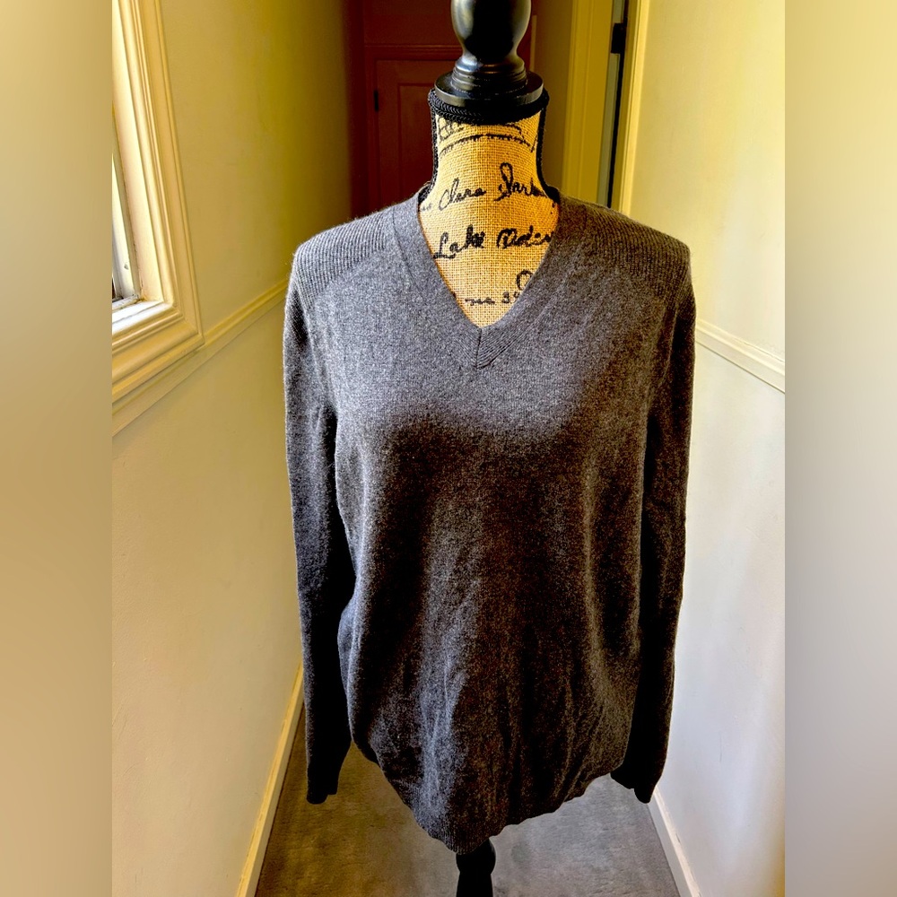 Donna Karan Gray V-Neck Cashmere -M